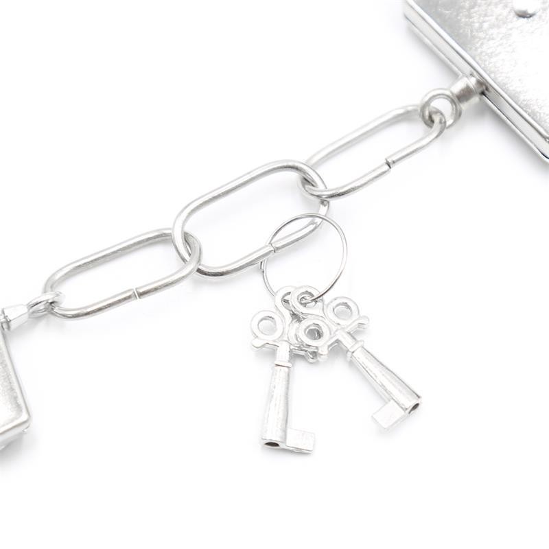 menottes en metal pour poignées avec franges noir