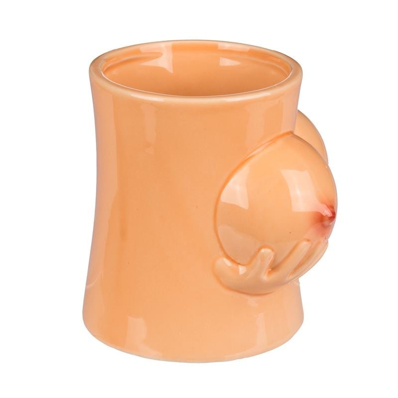Tasse avec des seins