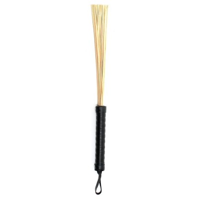 fouet avec des bandes de ratan