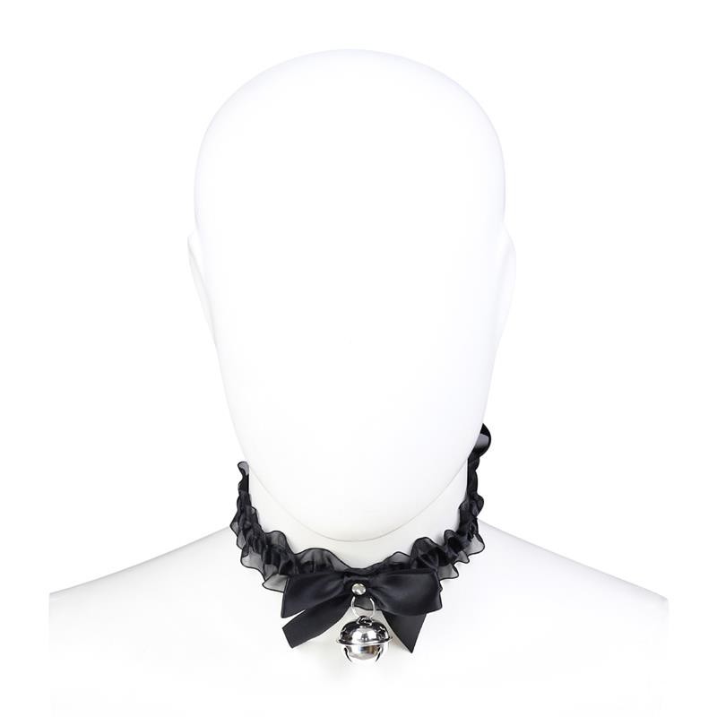 Collier avec lacet, clochette et dentelle