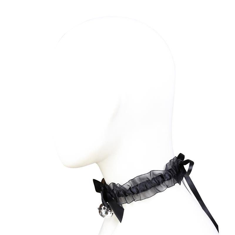 Collier avec lacet, clochette et dentelle