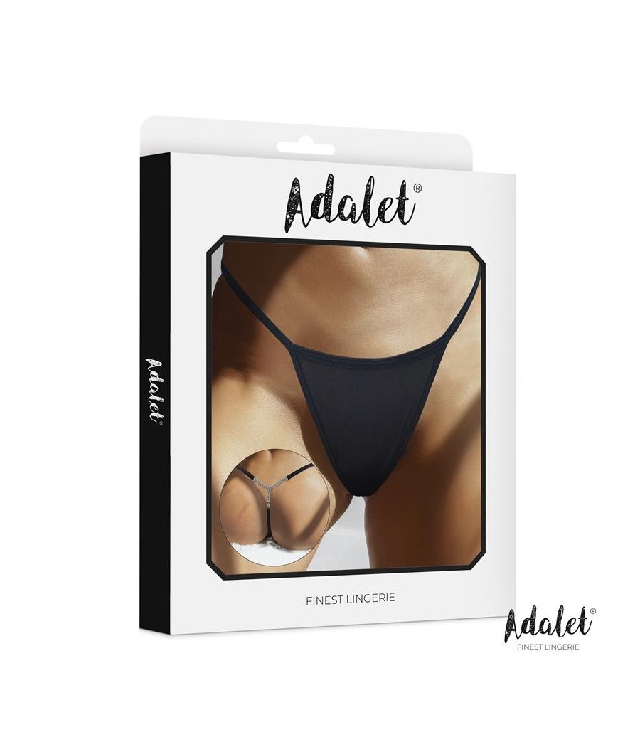 Fiona Tanga avec pierres derrière