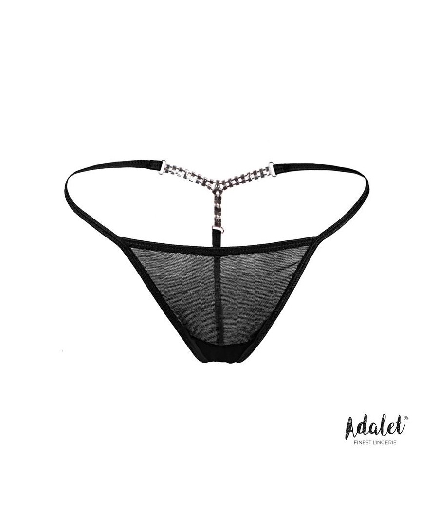 Fiona Tanga avec pierres derrière