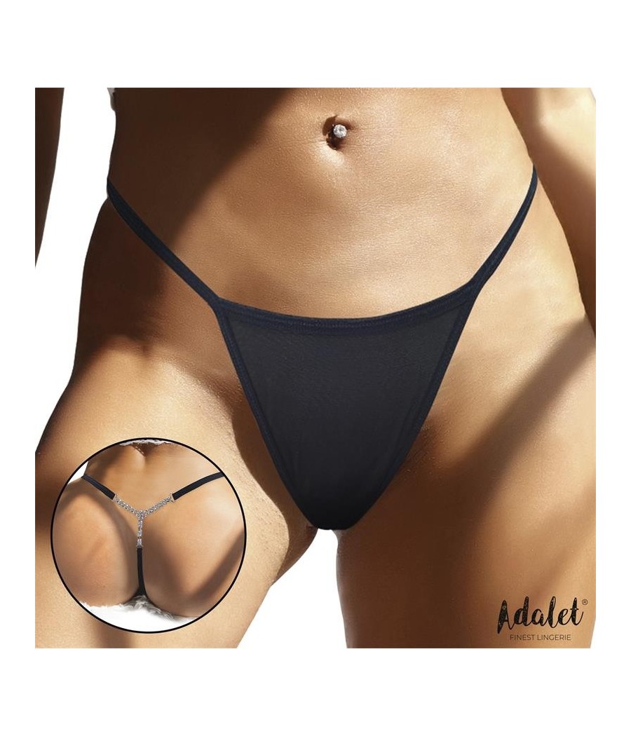 Fiona Tanga avec pierres derrière