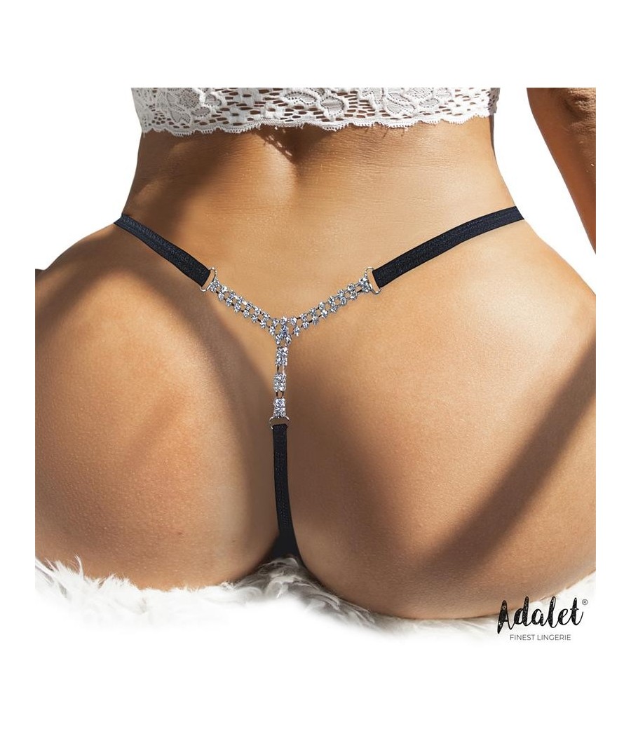 Fiona Tanga avec pierres derrière