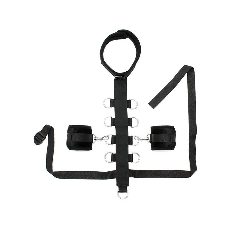 Collier avec menottes noires